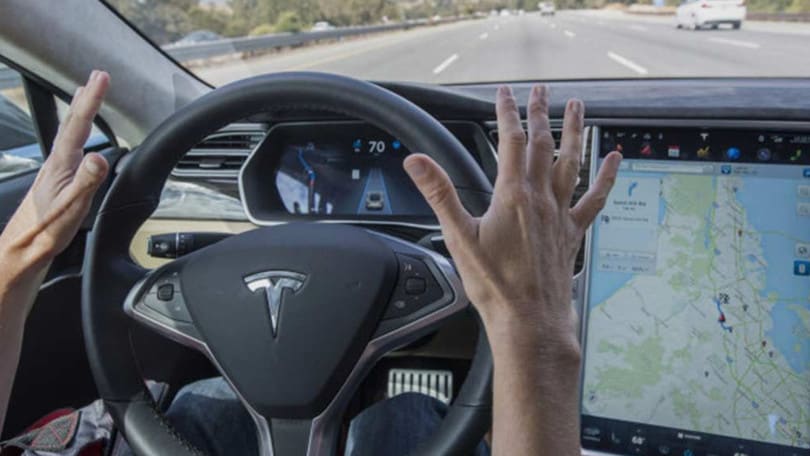 Usa, autorità ampliano indagine sull'Autopilot di Tesla a 830.000 veicoli