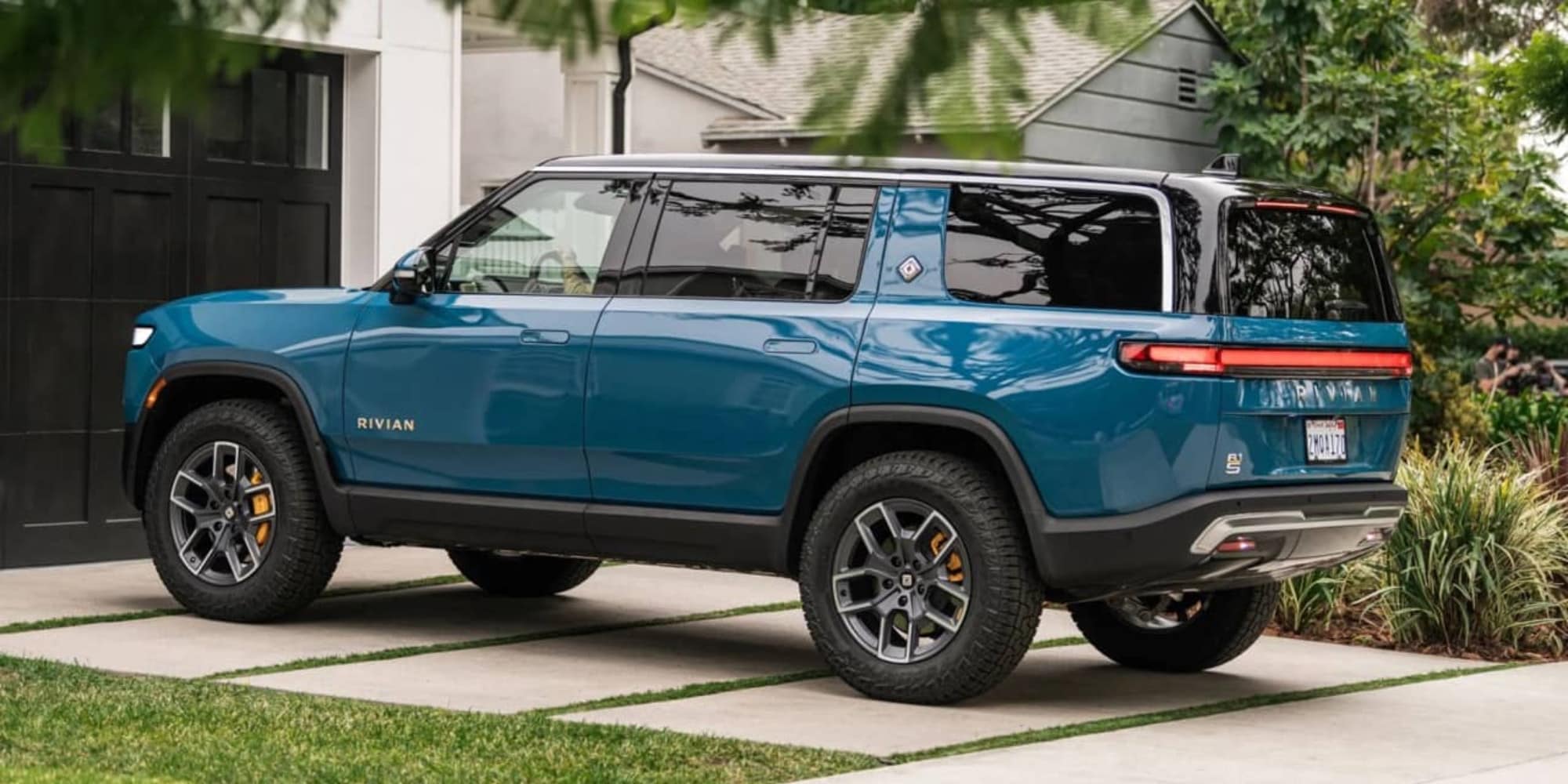 Problemi per Rivian R1S, consegne posticipate a fine 2022