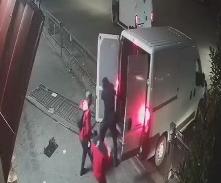 Rapina da film: rubano 800mila euro di merce, incendiando auto e spargendo chiodi
