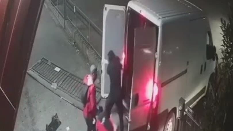 Rapina da film: rubano 800mila euro di merce, incendiando auto e spargendo chiodi