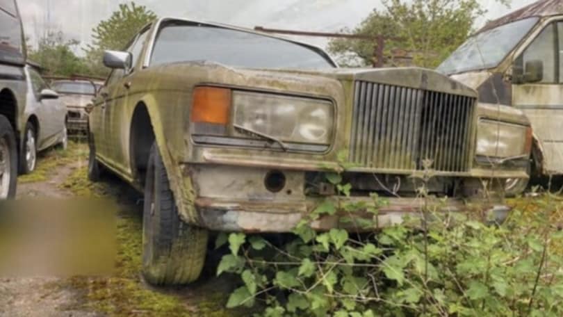 BMW, Porsche, Jaguar abbandonate e non solo: scoperto il cimitero di lusso