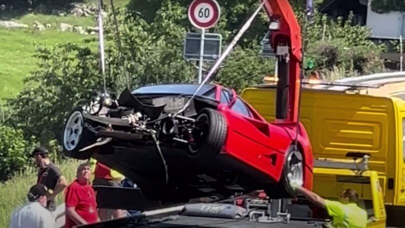 Incidente per una Ferrari F40: distrutta sul guard rail