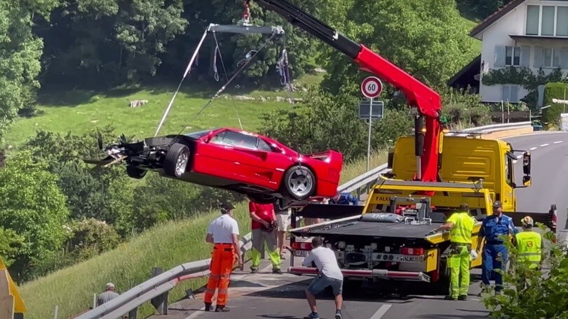 Ferrari F40, distrutta durante un evento: lo schianto in curva