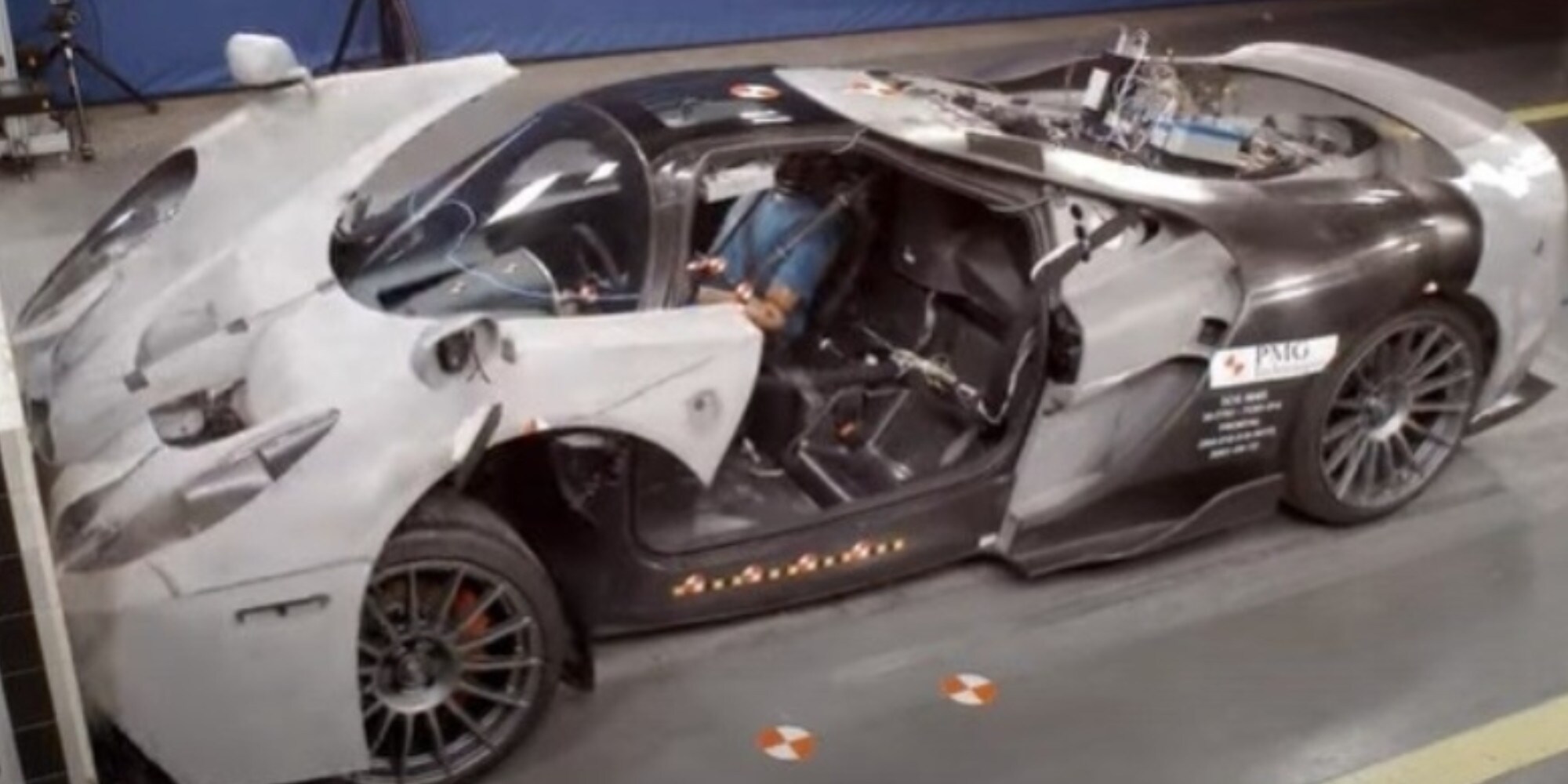 La supercar così tosta da non aver bisogno di aribag