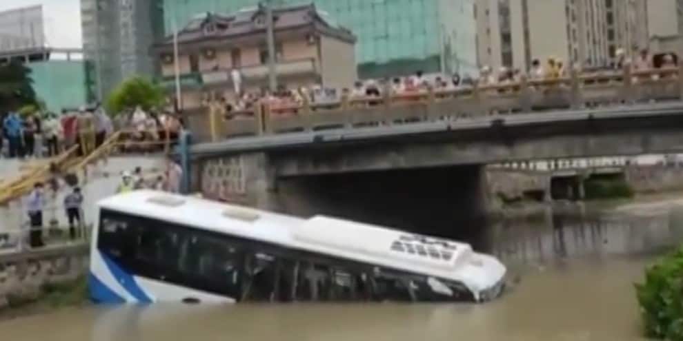 L'autista ha un infarto improvviso: bus finisce nelle acque del fiume