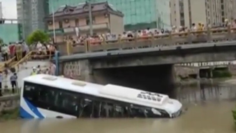 L'autista ha un infarto improvviso: bus finisce nelle acque del fiume