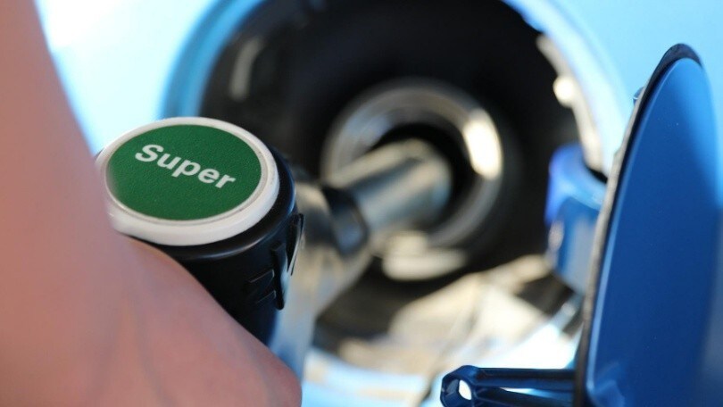 Carburanti, prezzi in lieve calo per benzina e Diesel