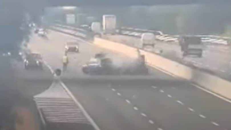 Incidente choc in A1: veicolo si schianta contro l’auto della polizia