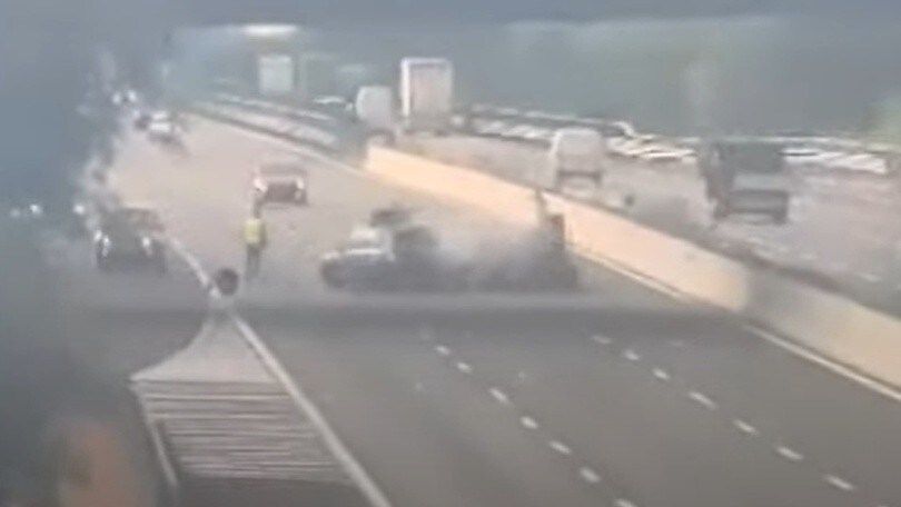 Incidente choc in A1: veicolo si schianta contro l’auto della polizia