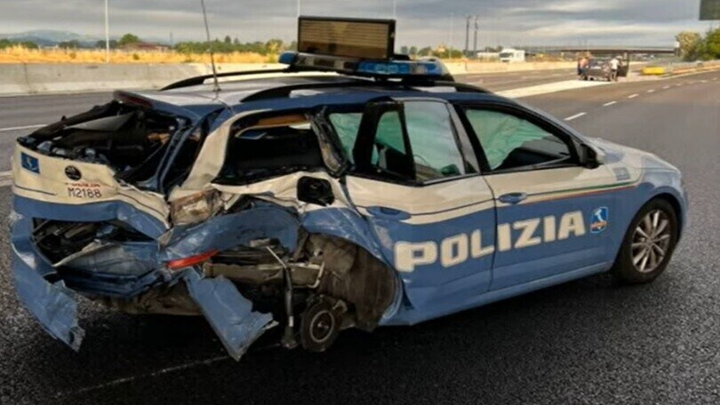 Piacenza, incidente A1: si schianta contro un’auto della Polizia a tutta velocità