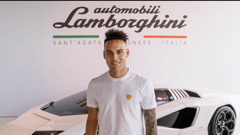 Lautaro Martinez alla Lamborghini, il "toro" fa doppietta con una Urus