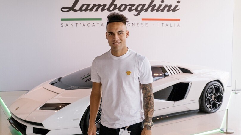 Lautaro Martinez fa visita ad Automobili Lamborghini