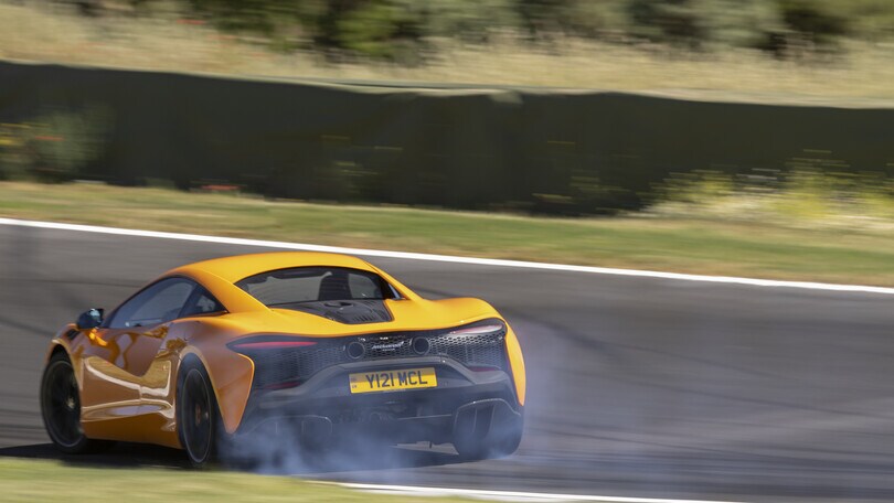 Sul nuovo numero di Auto: McLaren Artura, una plug-in da 330 km/h