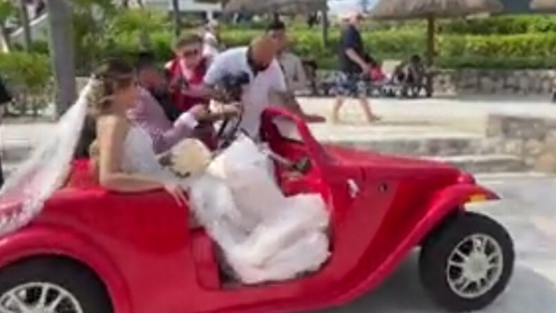 Sposini perdono il controllo dell'auto e investono invitati e damigella!