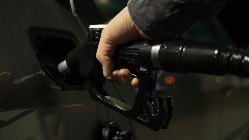 Carburante, prezzi in calo: benzina a 2,02 e diesel a 1,98 euro al litro