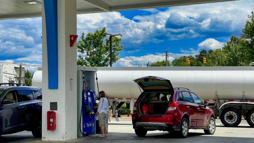 Benzina, calo dei prezzi: il self service segna 2,017 euro al litro