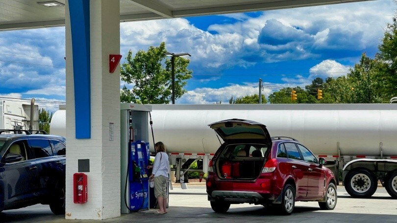 Benzina, calo dei prezzi: il self service segna 2,017 euro al litro