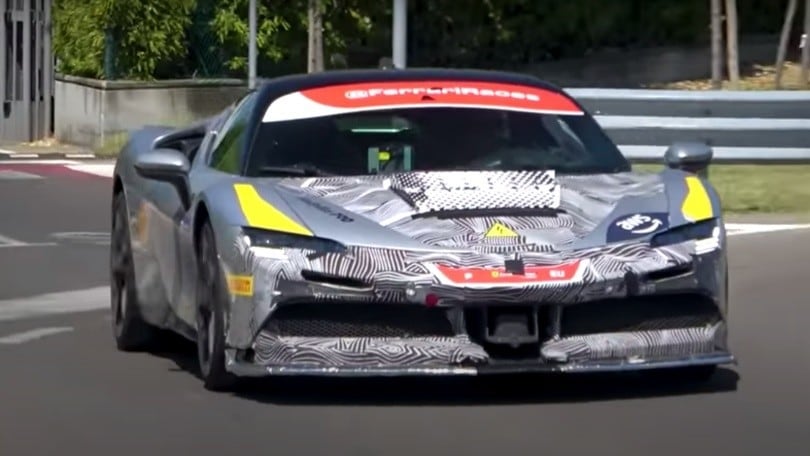 Ferrari SF90 Versione Speciale: nuovi avvistamenti dei muletti su strada