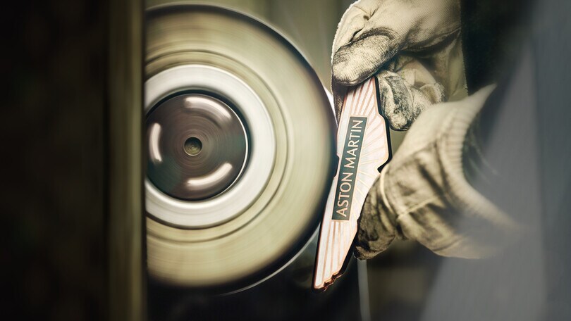 Aston Martin, il nuovo logo