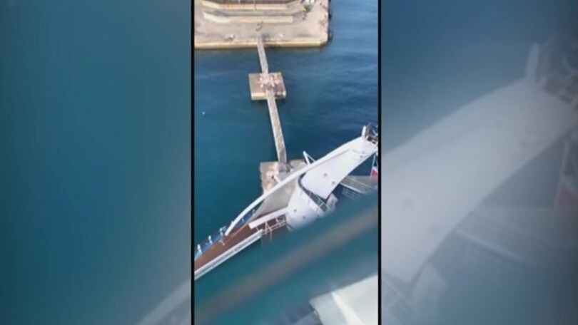 Clamoroso, la nave si schianta contro la banchina!