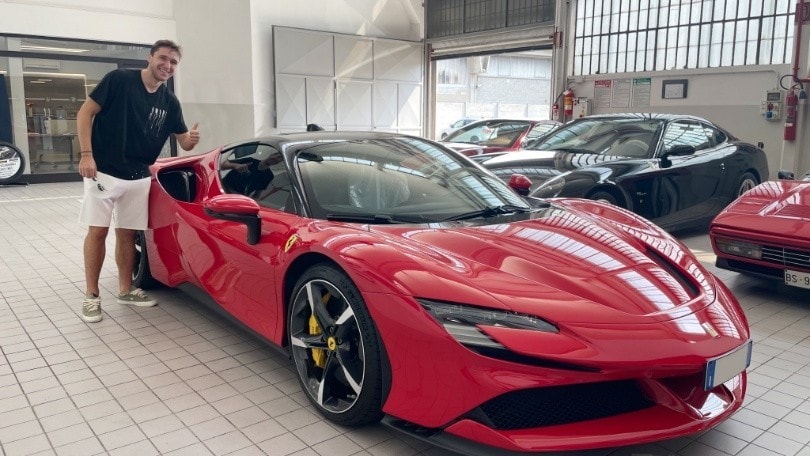 Federico Chiesa ha una nuova compagna: è la Ferrari SF90 Stradale