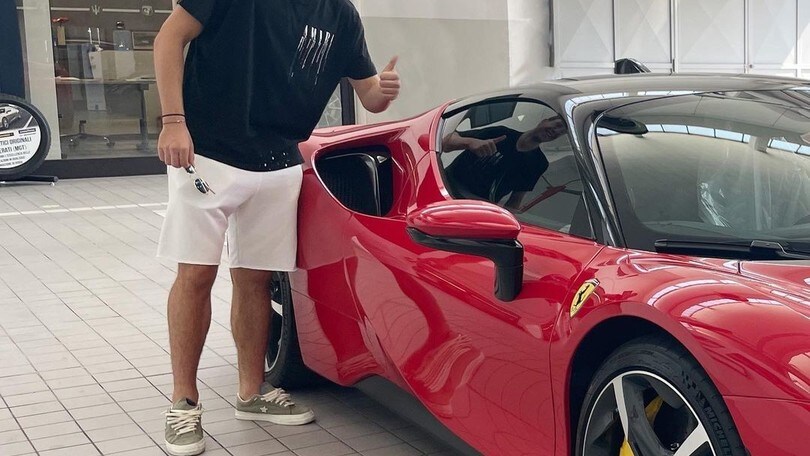 Federico Chiesa si regala una Ferrari SF90 Stradale