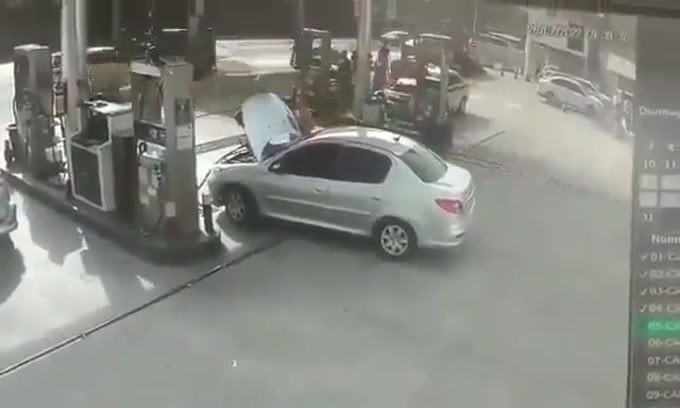 Si ferma a fare benzina: ma quando apre il portabagagli, l'auto esplode