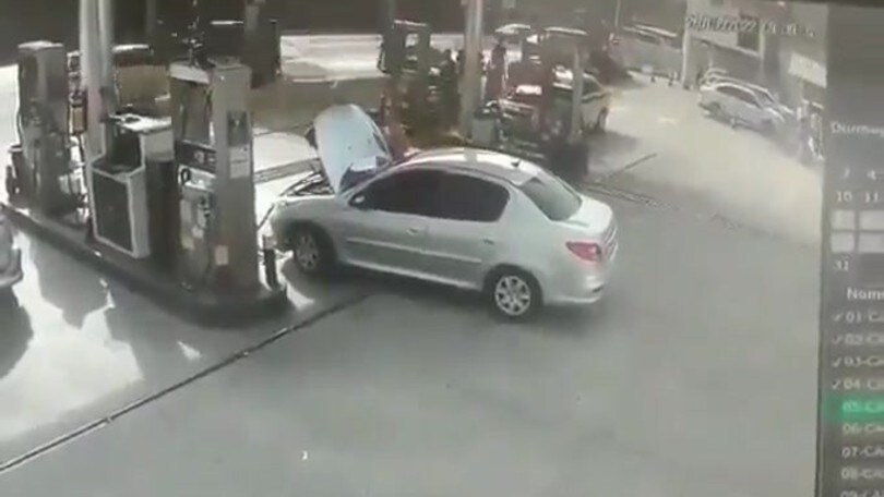 Si ferma a fare benzina: ma quando apre il portabagagli, l'auto esplode