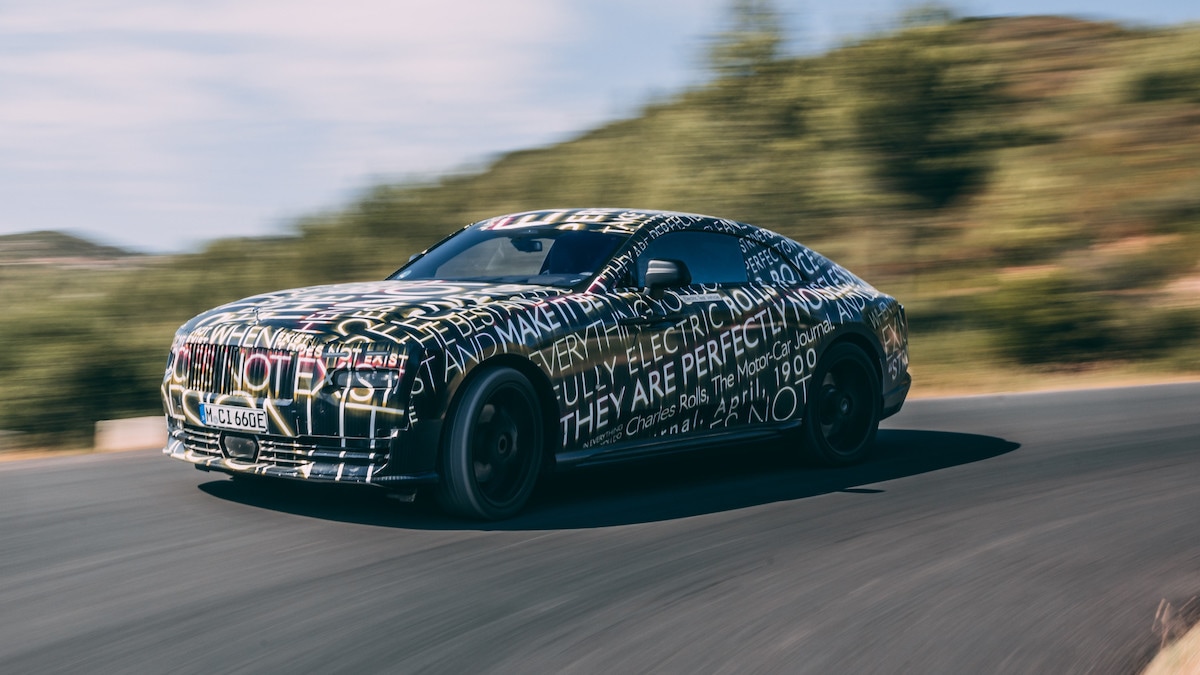 Rolls Royce Spectre, l'elettrica dei record: ha le portiere da 1,5 metri
