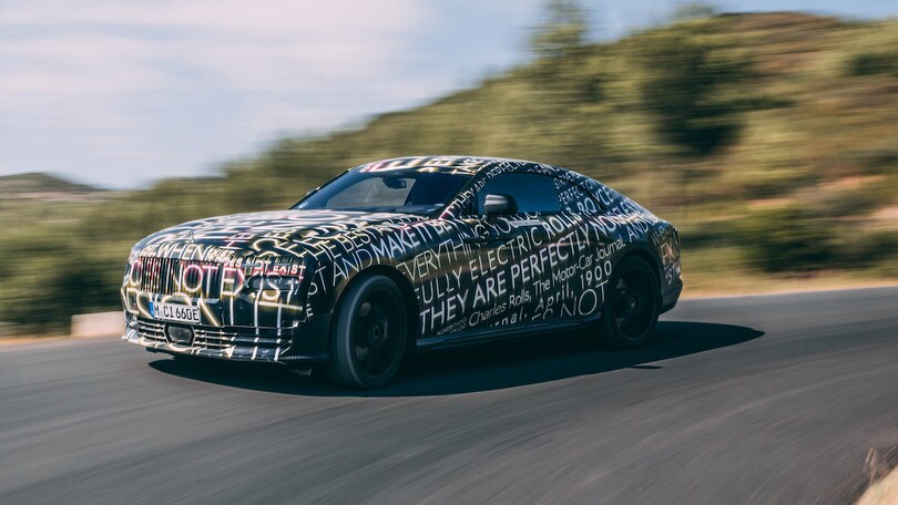 Rolls Royce Spectre, l'elettrica dei record: ha le portiere da 1,5 metri