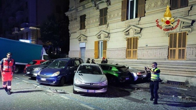 Ferrari si schianta contro un bar e auto parcheggiate, distruggendole