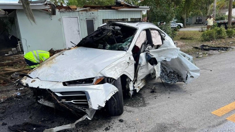 La Lamborghini prende il volo: si schianta su una casa e va a fuoco