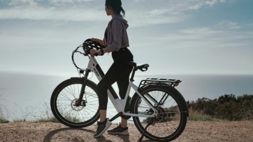 E-bike modificata? Arriva la stretta: diventano obbligatori targa e assicurazione
