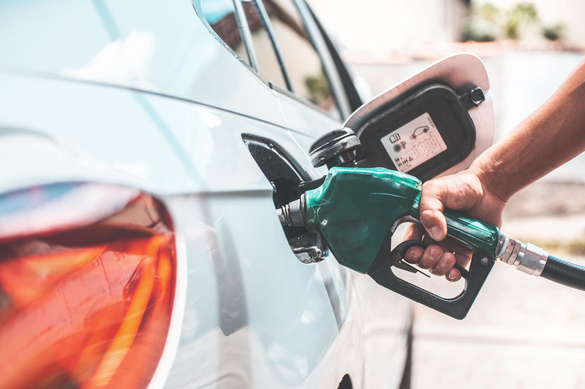 Caro benzina: agli italiani preoccupa l’incidenza sul bilancio familiare