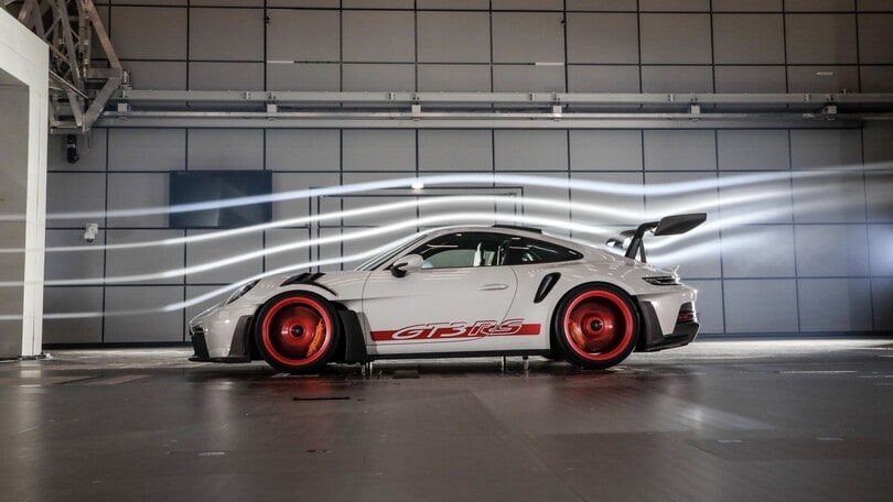 Porsche 911 GT3 RS, sportiva senza compromessi
