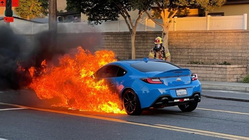 Toyota GR86, dopo quattro mesi in officina, prende fuoco VIDEO