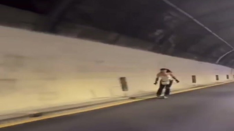 In autostrada coi pattini a rotelle: la folle donna che "seguiva il navigatore"