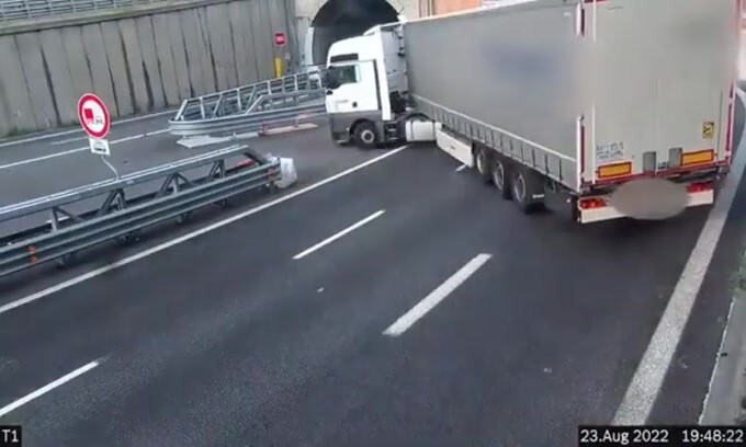 Follia sulla A10: fanno inversione a U contromano prima della galleria