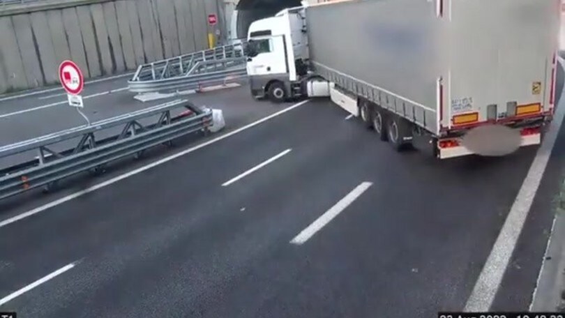 Follia sulla A10: fanno inversione a U contromano prima della galleria