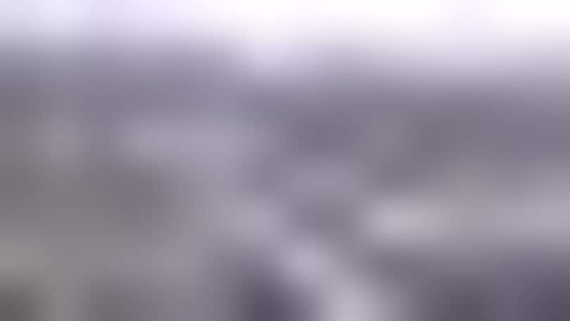 Fa inversione ad "u" sull'autostrada e dribbla le auto contromano