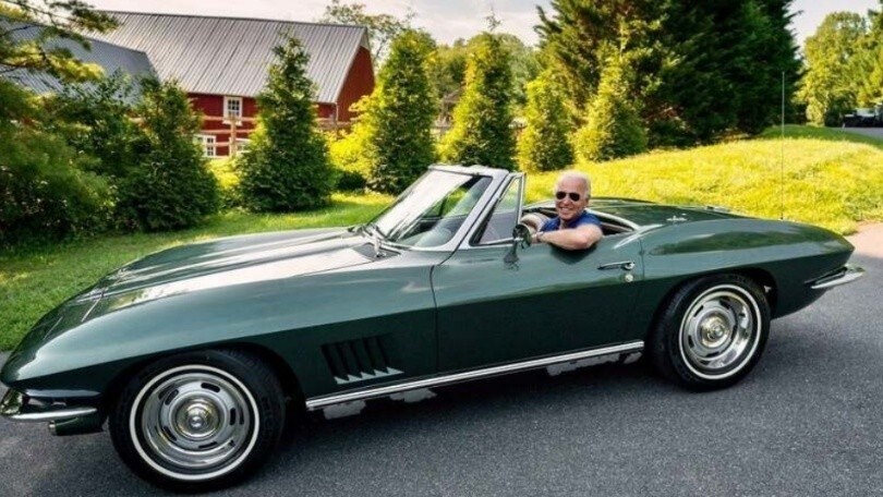 Joe Biden torna a bordo della sua Corvette per uno show americano