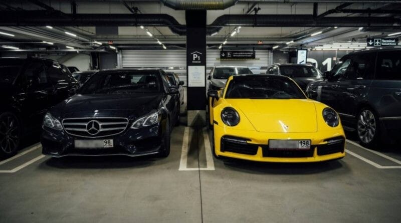 Porsche, Bentley e le altre supercar dei russi "abbandonate" all'aeroporto di Helsinki