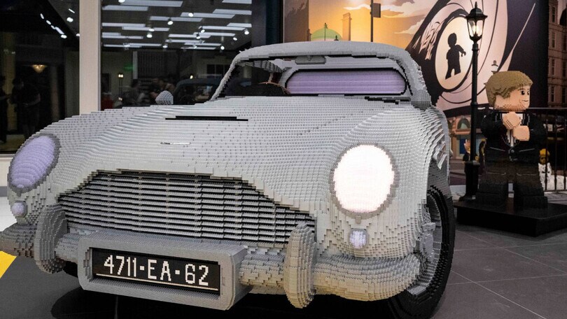 Aston Martin DB5, quella di 007 diventa tutta di Lego