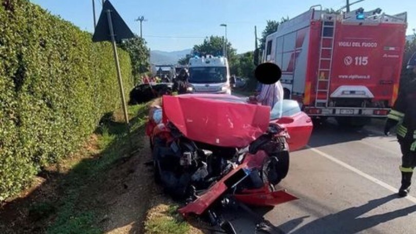 Violento frontale tra Ferrari e Alfa Romeo: auto distrutte