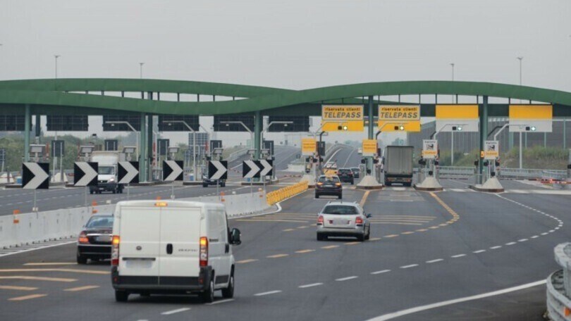 Ubriaco percorre contromano la corsia Telepass: denuncia e multa