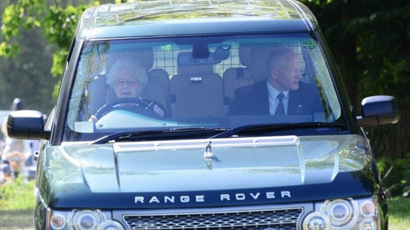 È morta la Regina Elisabetta, addio “petrolhead” reale