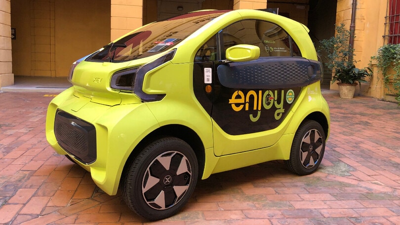 Bologna, le nuove minicar elettriche per lo sharing