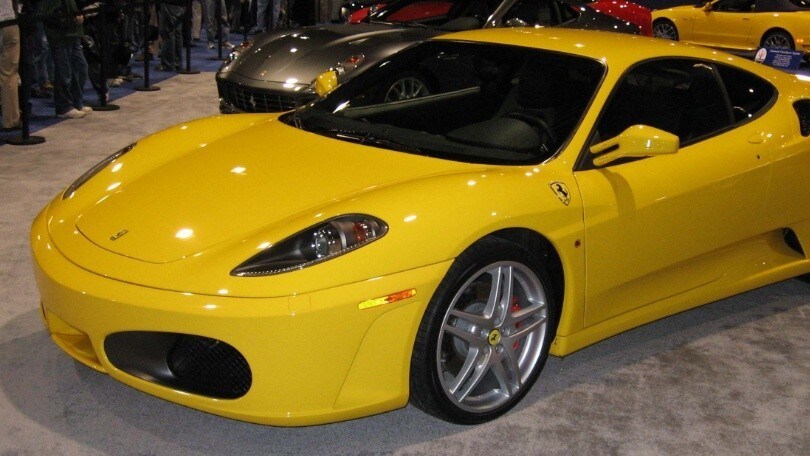 Super scontro fra Ferrari F430 e auto della Polizia