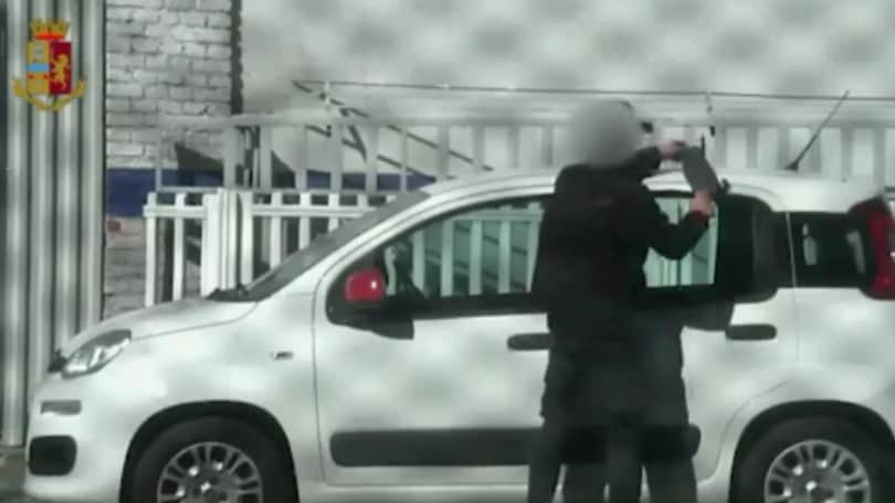 Auto rubate, "ripulite" e rivendute a Torino: le telecamere inchiodano un'officina criminale