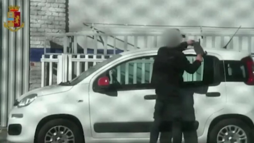 Auto rubate, "ripulite" e rivendute a Torino: le telecamere inchiodano un'officina criminale